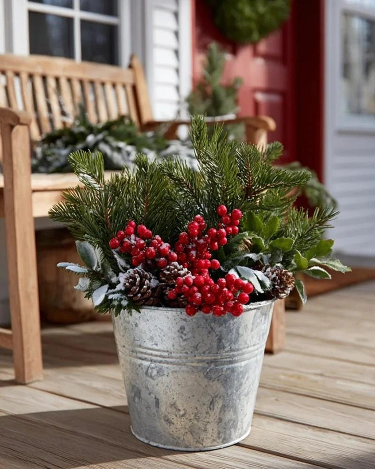 rustikales wintergesteck im zinktopf tannenzweige beeren