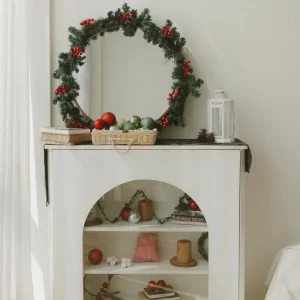 spiegel weihnachtlich dekoriert mit beerenkranz