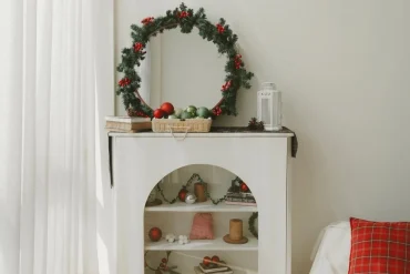 spiegel weihnachtlich dekoriert mit beerenkranz