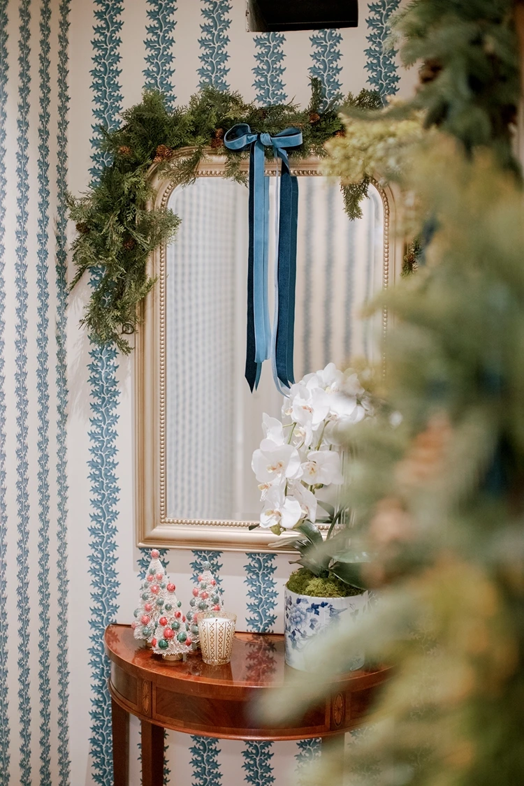 spiegeldekoration mit tannengirlande und samtschleife
