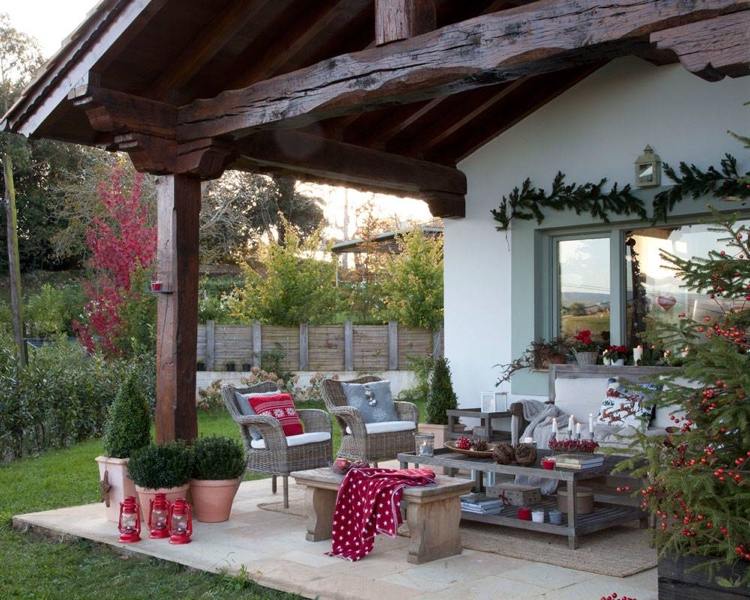 terrasse weihnachtlich dekorieren mit roten akzenten