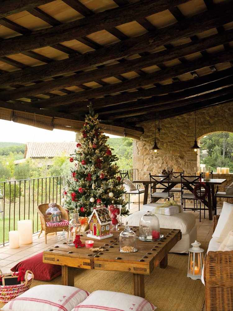 terrasse weihnachtlich schmücken mit einem großen tanennbaum und lebkuchenhaus