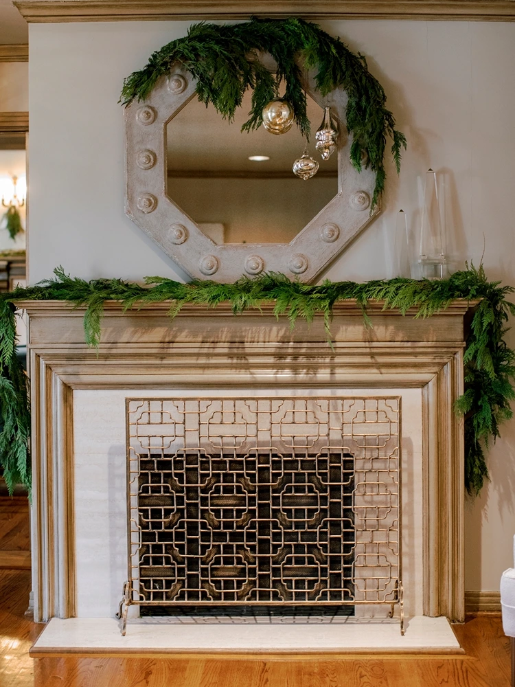 Üppige tannengirlande und hängende weihnachtskugeln