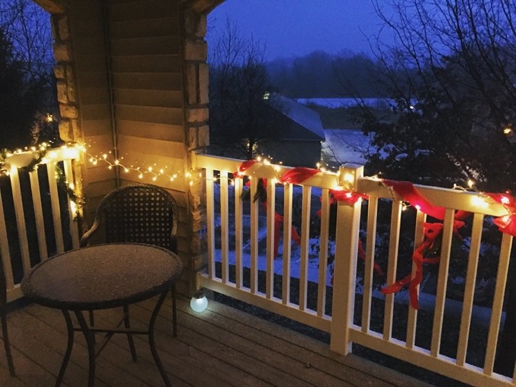weihnachtliche balkon dekoration rotes band um geländer wickeln