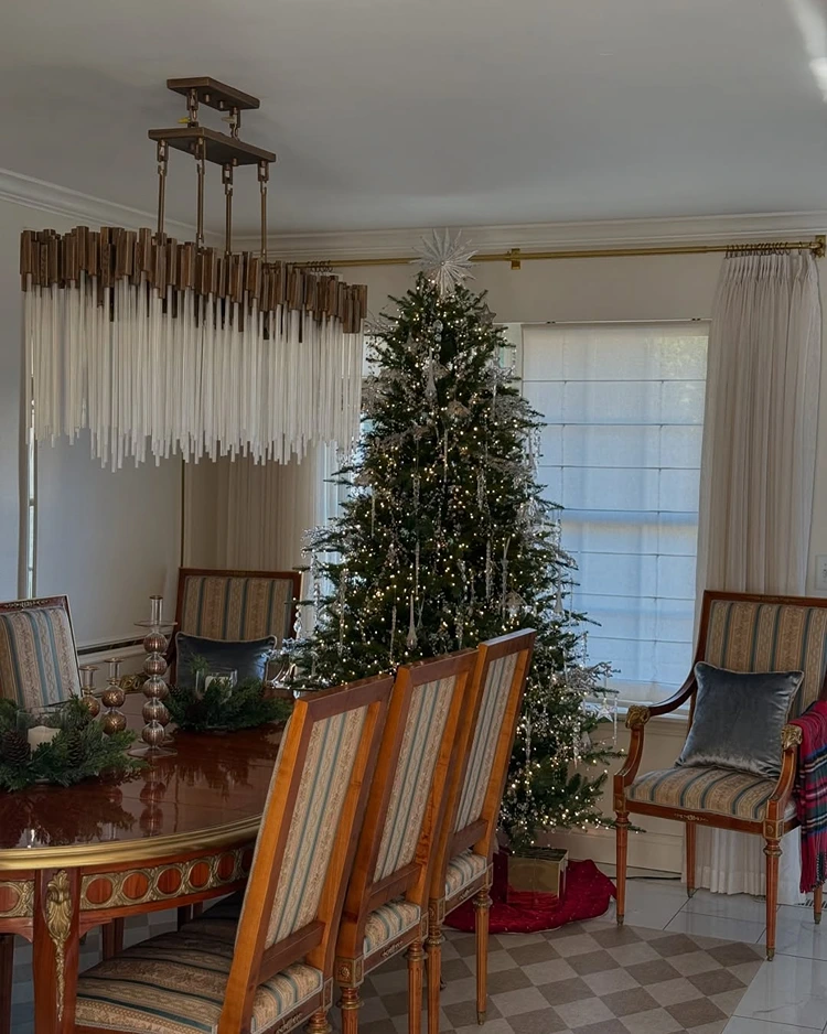 weihnachtsbaum mit silbernen kugeln klaren glasornamenten funkelnden eiszapfen und kristallähnlichen anhängern