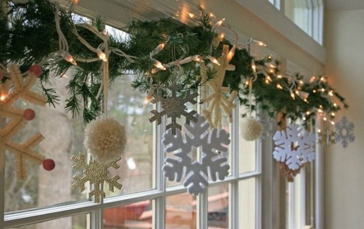 weihnachtsbeleuchtung fenster anbringen tannengirlande und schneeflocken anhänger