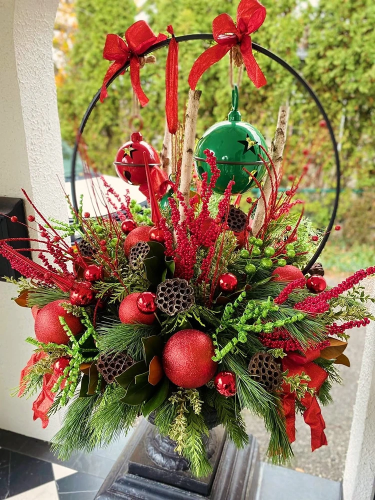 weihnachtsgesteck in rot und grün klassisch und festlich mit weihnachtskugeln und schleifen