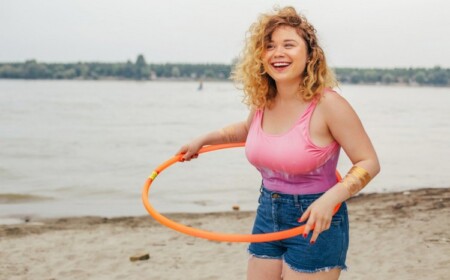 Abnehmen und Spaß haben mit dem Hula Hoop Reifen