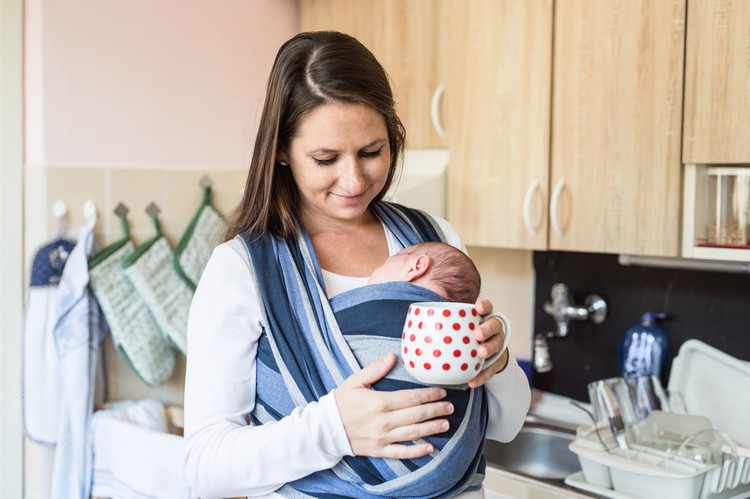 Babytrage als praktisches Geschenk für frischgebackene Mama