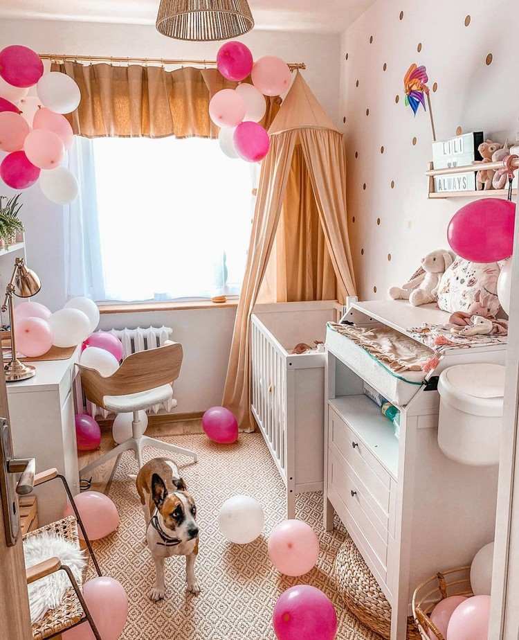 Babyzimmer Deko mit Ballons für Empfang zu Hause