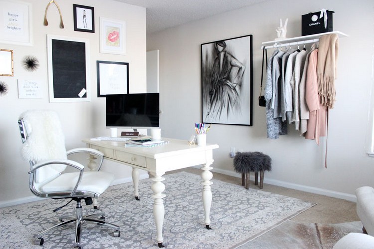 Büro zu Hause mit Kleiderstange an der Wand