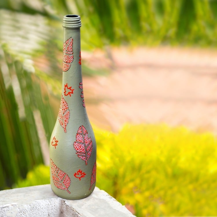 DIY Flaschen bemalen mit Herbstblättern mit Mandala Pünktchen