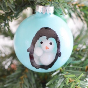 DIY Weihnachtskugel Acrylkugel als Pinguin bemalen mit Pompons füllen