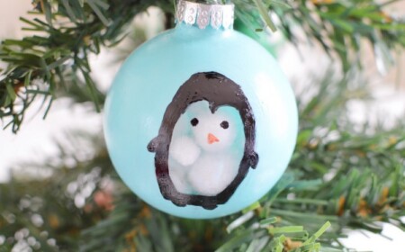 DIY Weihnachtskugel Acrylkugel als Pinguin bemalen mit Pompons füllen