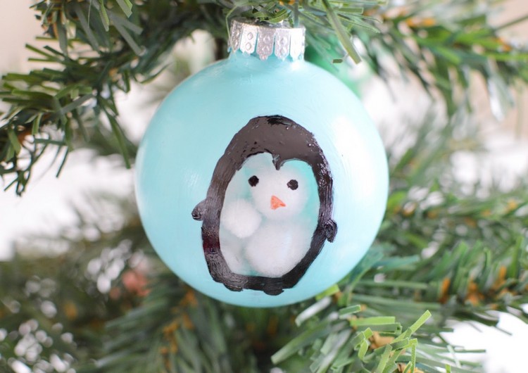 DIY Weihnachtskugel Acrylkugel als Pinguin bemalen mit Pompons füllen