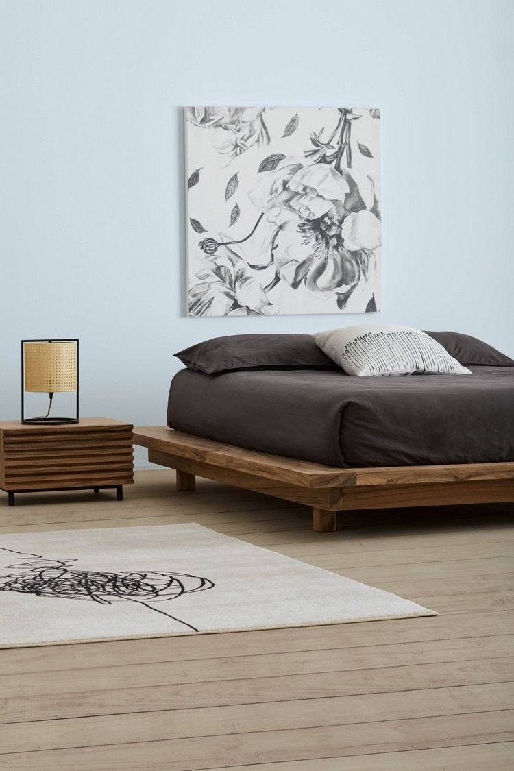 Doppelbett aus Holz niedrig und Bild mit Naturmotiven