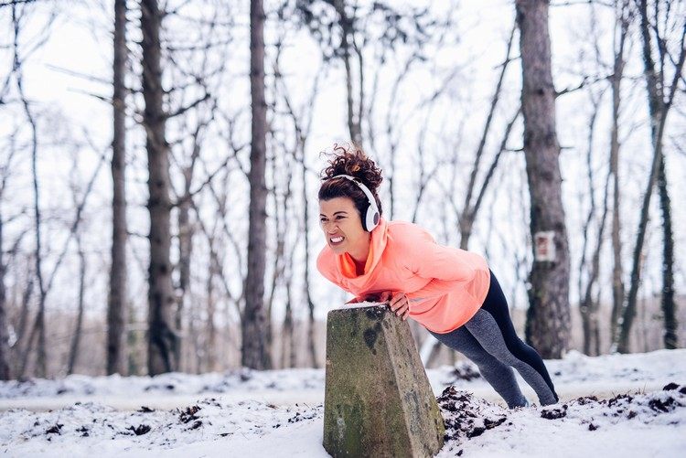 Eigengewicht Workout für Frauen Outdoor Training im Winter Übungen