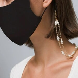 Elegante Maskenkette selber machen mit Kettchen und weißen Perlen