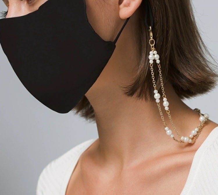 Elegante Maskenkette selber machen mit Kettchen und weißen Perlen