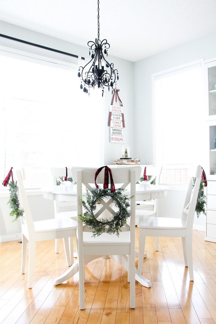 Esszimmer Weihnachtsdeko mit kleinen Kränzen an den Stühlen