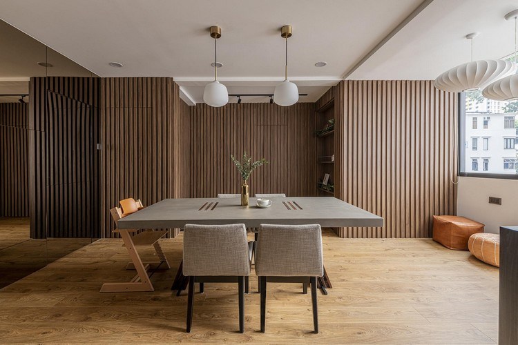 Esszimmer im japanischen Stil einrichten mit Tisch mit Betonplatte und Holzboden