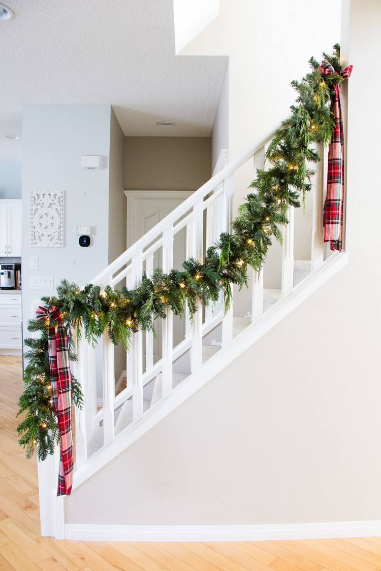 Geländer weihnachtlich dekorieren mit Tannengirlande und Karomuster Bändern