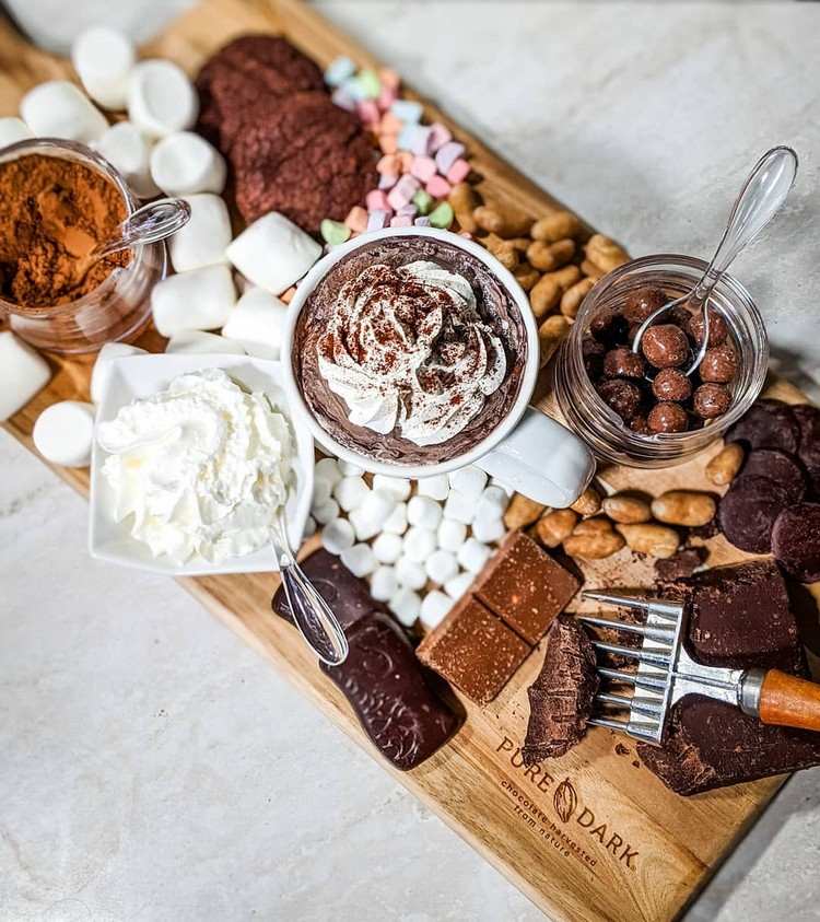 Heiße Schokolade mit Alkohol Hot Chocolate Charcuterie Board anrichten