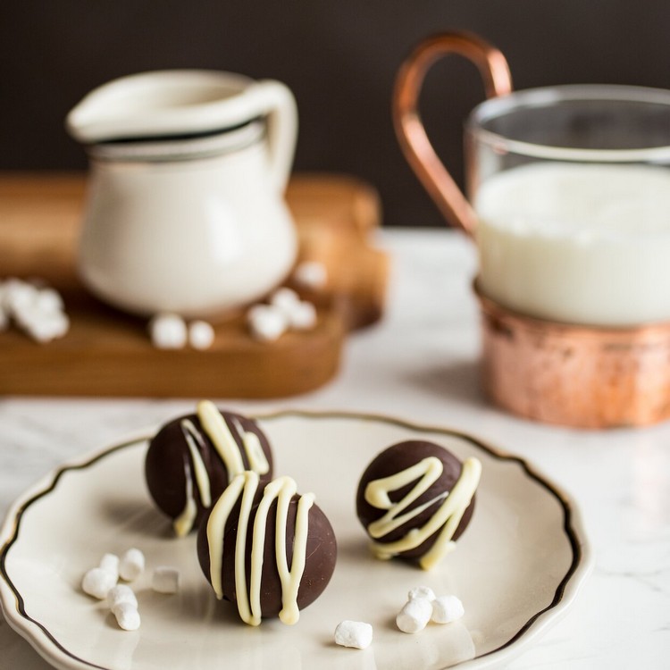 Hot Chocolate Bombs selber machen heiße Schokobomben mit weißer Schokolade