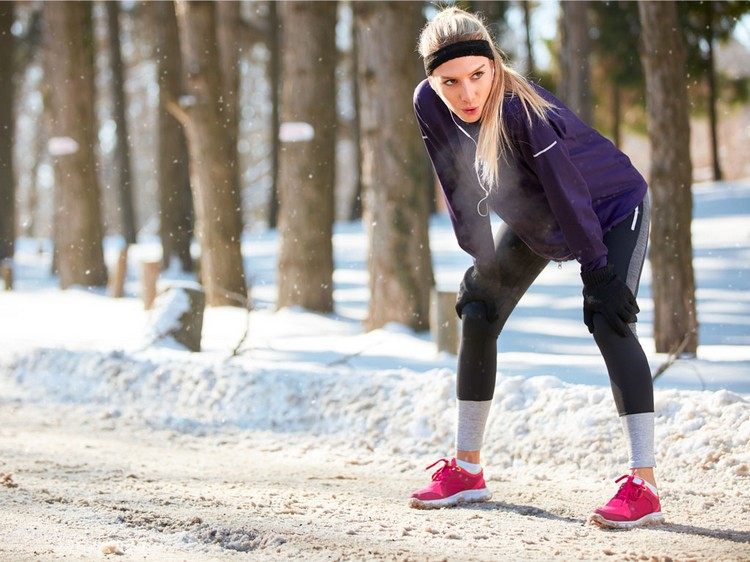 Joggen bei Schnee gesund Sportbekleidung für Winter Tipps