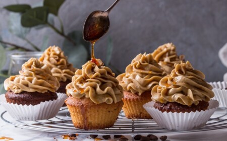 Kaffee Buttercreme auf Cupcakes