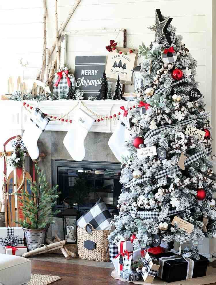 Kamin und Weihnachtsbaum weihnachtlich dekorieren im Landhausstil mit modernen Akzenten