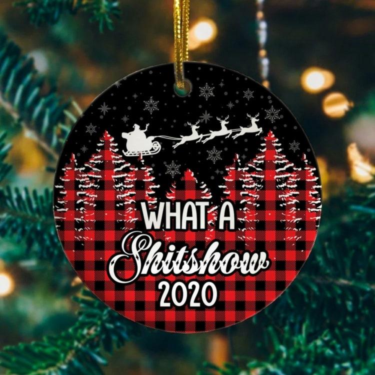 Kariertes Motiv mit Weihnachtsmann, Schlitten und Rentieren - What a Shitshow 2020