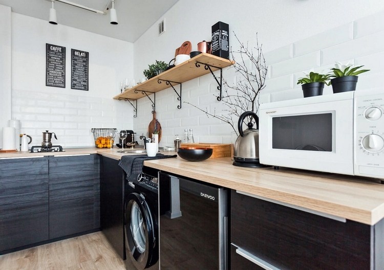 Küche mit Industrial Flair in schwarz weiß und holz