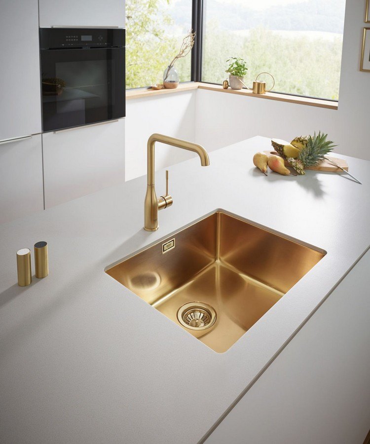 Küchentrends 2021 metallische Akzente Spüle und Armatur in Gold-Optik