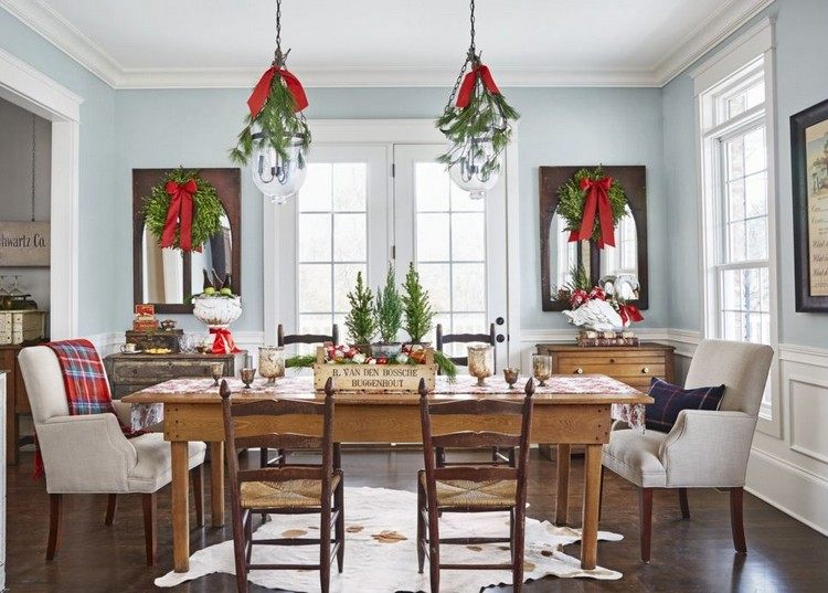 Landhaus Esszimmer weihnachtlich dekorieren Kronleuchter Spiegel schmücken