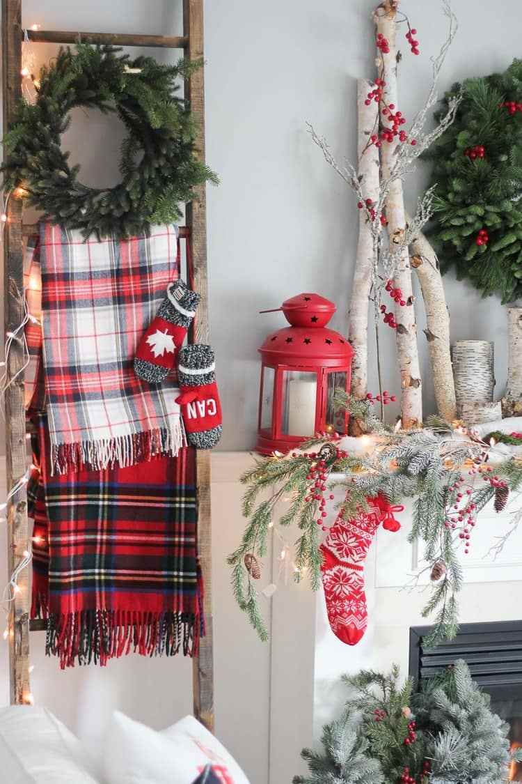 Leiter weihnachtlich dekorieren im Landhausstil Decken mit Karomuster Tannengrün-Kranz