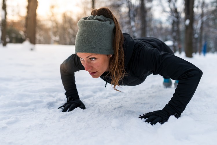 Liegestütz Varianten für Anfänger Outdoor Training im Winter Übungen