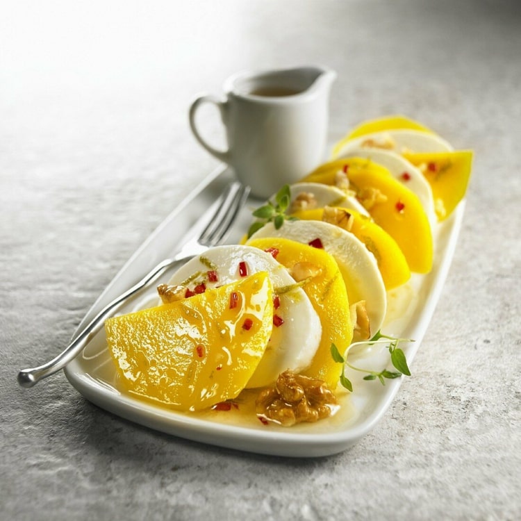Mango mit Mozzarella, Walnuss und Koriander zum Naschen zwischendurch