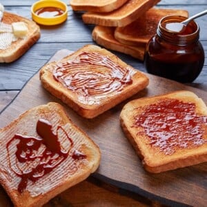 Marmite auf Toast beschmieren mit Butter