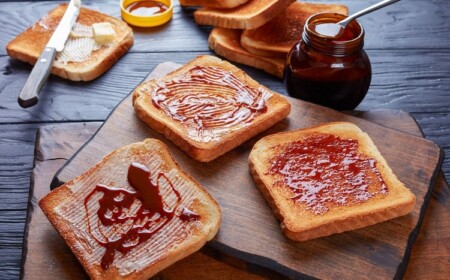 Marmite auf Toast beschmieren mit Butter