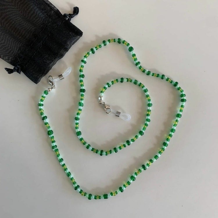 Masken- und Brillenkette in einem aus grünen Perlen