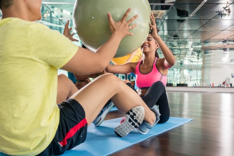 Medizinball Übungen für Zuhause Training zu zweit Vorteile Partner Workout