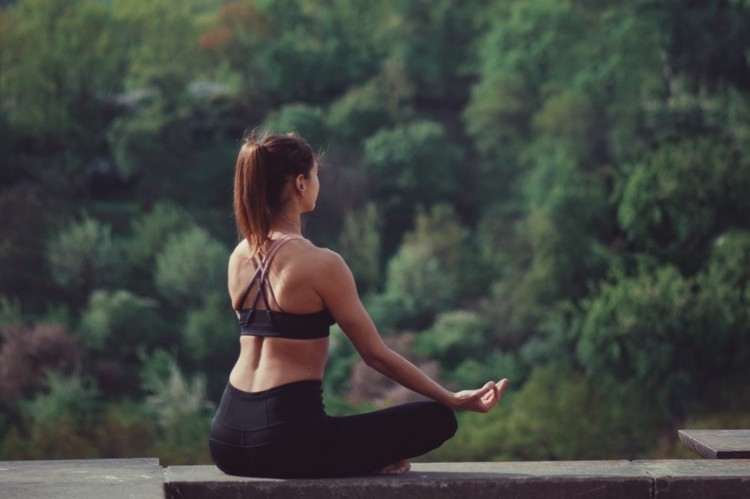 Mentale Gesundheit fördern Stress durch Yoga und Meditation abbauen