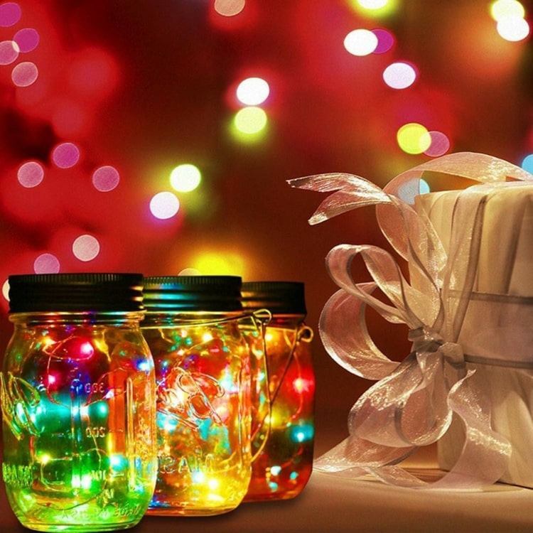 Mit Lichterketten drinnen und draußen dekorieren und Weihnachtsmarkt-Stimmung kreieren