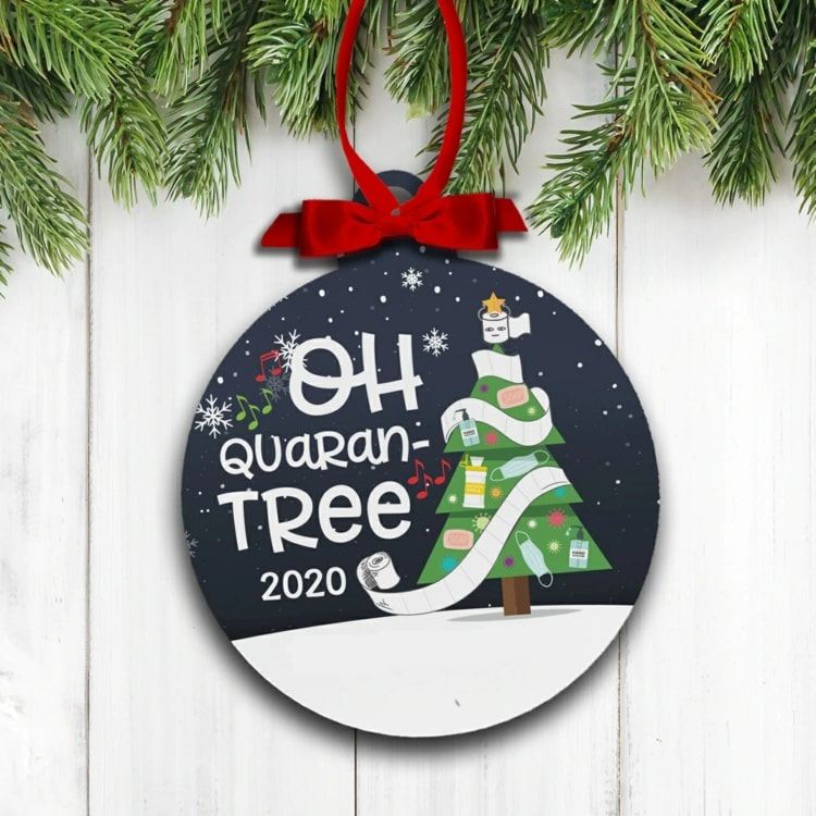 Oh Quaran-tree als humortvolles Wortspiel für Weihnachtbaumschmuck zum Verschenken