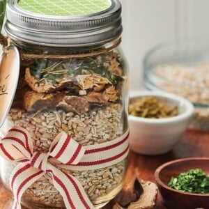 Risotto im Glas als Geschenk verpacken trockene Zutaten schichten