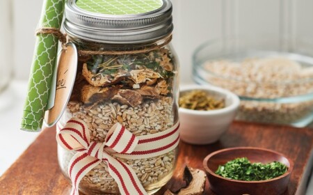 Risotto im Glas als Geschenk verpacken trockene Zutaten schichten