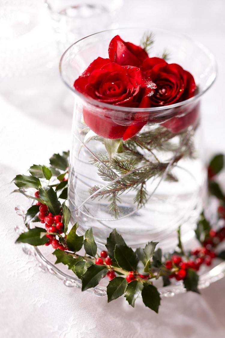 Rosen und Tannenzweigen und Mistelzweige in Vase