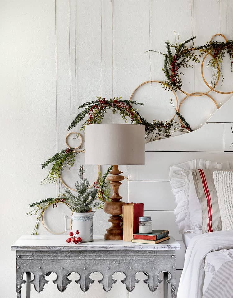 Schlafzimmer weihnachtlich dekorieren im Landhausstil mit grünen Zweigen und Beeren