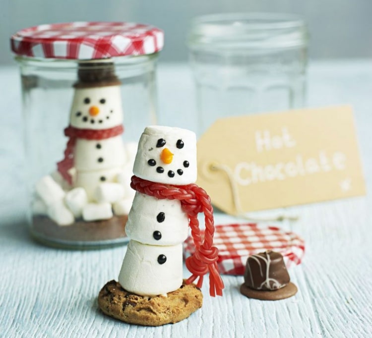 Schneemannsuppe Rezept mit Cookies oder Plätzchen kombinieren und aus Marshmallows Schneemänner basteln
